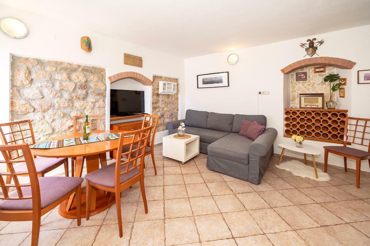 Mediterranean Apartment Korina バスカ エクステリア 写真