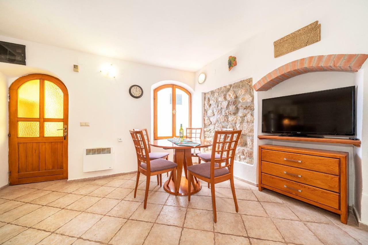 Mediterranean Apartment Korina バスカ エクステリア 写真